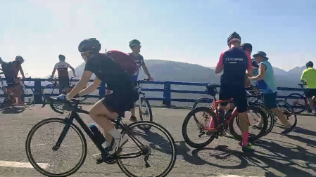 Decenas de aficionados al ciclismo se han acercado este sábado a Belagua para asistir al final de la 14ª etapa de la Vuelta Ciclista a España, que, con un total de 156 kilómetros, unirá la localidad francesa de Savaterre de Bearn con la estación de Larra-Belagua.