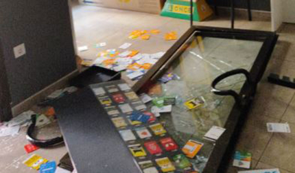 Un novillo entra en Correos de Cintruénigo y causa daños