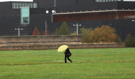 Una mujer se protege del viento, este jueves en Pamplona