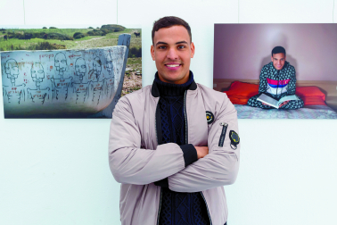 La historia de Mohamed Ounasser (21 años) integra la exposición “Nieva ceniza” que se puede ver estos días en el Civivox de Iturrama (Pamplona) hasta el 30 de diciembre.
