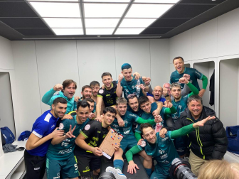 El equipo ha festejado con cánticos y mucha alegría la clasificación tras ganar al Peñíscola