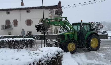 Los vecinos emplean tractores contra la nieve en Larraintzar