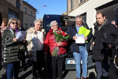 Benita Melero Fernández, en el centro y entre sus hijos Mª Carmen y Juan José Roncal, acompañada por la concejala Asun Romeo -a la izquierda- y el alcalde de Cascante Alberto Añón -a la derecha