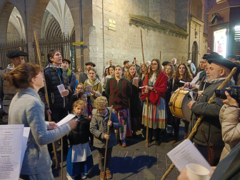 Las voces de los grupos Muthiko Alaiak, Iruña Taldea Abesbatza, Jarauta Kantuz y Ortzadar Elkartea han recorrido este domingo las calles de Pamplona interpretando los tradicionales cantos de Santa Águeda acompañados por el rítmico sonido de sus 'makilak' golpeando el suelo.
