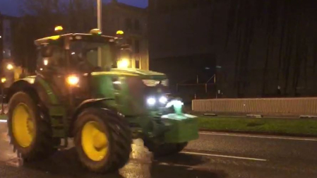 Los tractores circulan por la avenida del Ejército este viernes por la mañana
