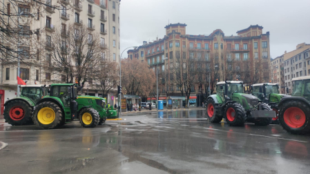 Los tractores continúan estaciones en la glorieta de Merindades