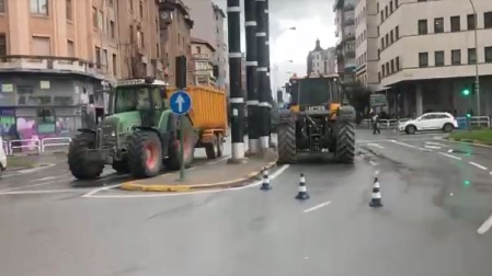 Hilera de tractores desde la avenida del Ejército hasta Conde Oliveto