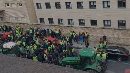 Vídeo de los tractores congregados en el exterior de Medio Ambiente