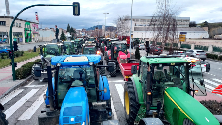 Los agricultores se han negado a mover sus tractores después de que la Guardia Civil realizara un control de alcoholemia en la rotonda de los bomberos, en la salida de Pamplona