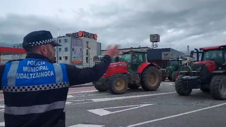 Después de permanecer parados como protesta por un control de alcoholemia de la Guardia Civil, los tractores se han puesto en marcha y abandonan la capital navarra