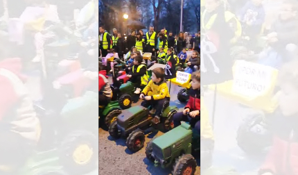 Vídeo con mini tractores en la marcha de apoyo al agro navarro