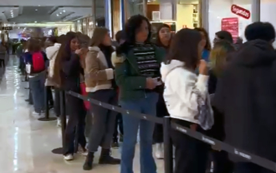 Cientos de jóvenes navarros se han acercado este sábado al Centro Comercial La Morea para asistir a la firma de discos de la ganadora de OT 2023, Naiara, y de los finalistas Juanjo y Martin La firma se celebrará entre las 11.00 y las 14.00 horas.