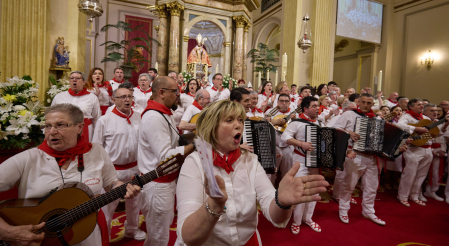 La música retumbó este jueves entre las paredes de la iglesia de San Lorenzo
