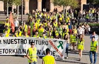 Cientos de personas en la marcha en apoyo al agro organizada por el Movimiento 6F en Pamplona
