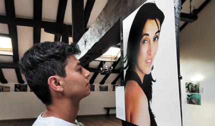 Cristofer frente a la fotografía de su madre en Ituren, en la exposición “Nieva ceniza” que se puede ver hasta el 5 de mayo.
