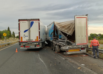 El conductor de un camión ha resultado herido grave esta mañana en la A-18 (Autovía del Ebro),en el kilómetro 116 a la altura de Cortes después de que el vehículo que conducía chocara contra otro camión que se encontraba estacionado