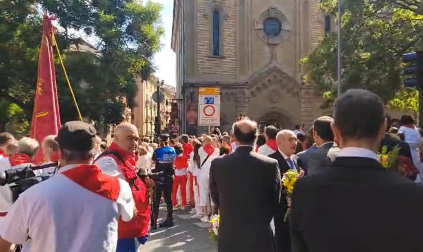 Doblan las campanas con el santo en la puerta de San Lorenzo