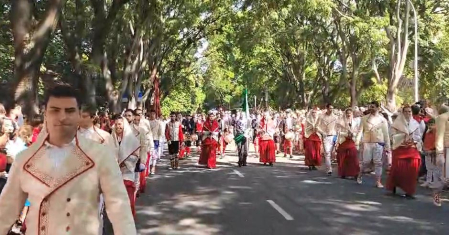 Miles de pamploneses han salido a la calle esta mañana para arropar a San Fermín en la procesión desde la iglesia de San Lorenzo