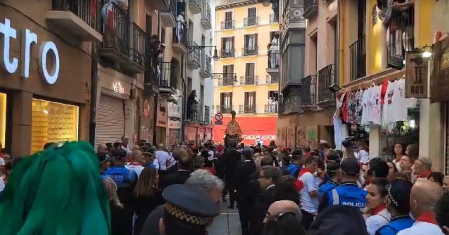 El santo llega a la plaza del Ayuntamiento