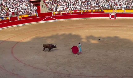 Daniel Luque con el primer toro de su tarde