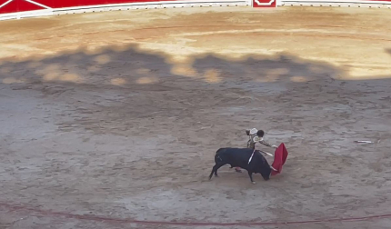 Roca Rey a centímetros del segundo toro de la tarde