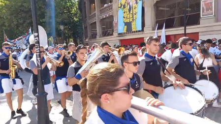 Llegada de las peñas a la plaza de Toros para la última corrida de San Fermín 2024