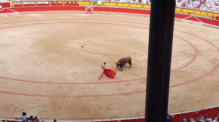 Faena de Ferrera con el primer toro de la tarde
