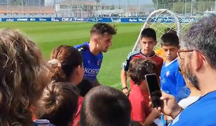 Vídeo con la firma de autógrafos de Aimar Oroz en Tajonar