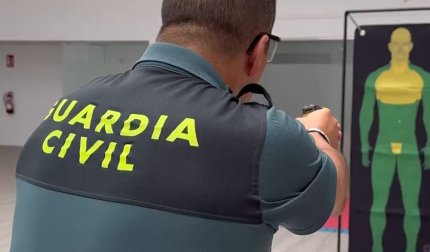 Un agente de la Guardia Civil muestra cómo se utiliza una pistola eléctrica incapacitante