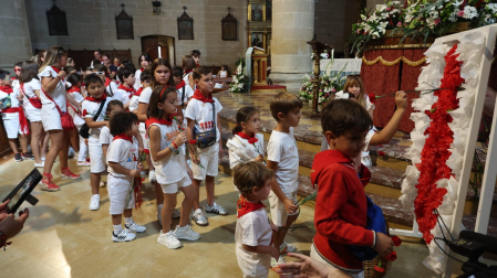 Los niños fiteranos se han acercado este lunes a homenajear a la patrona regalándoles flores
