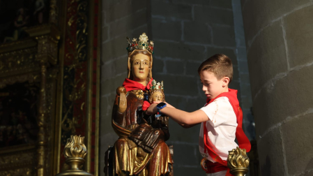 Se ha subido a la figura de la Virgen de la Paz para colocarle el pañuelo al Niiño en el día en el que los más pequeños de la localidad son los protagonistas de la jornada festiva