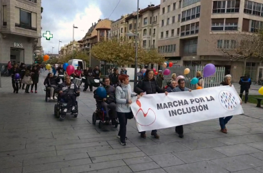 Este viernes ha tenido lugar la VII edición de la Marcha por la Inclusión, organizada por la Asociación Coordinadora de Personas con Discapacidad Física de Navarra. Durante la marcha, se ha reivindicado que se haga efectiva la igualada de oportunidades en todas las áreas de la vida y que haya una participación real en la sociedad para todas las personas.