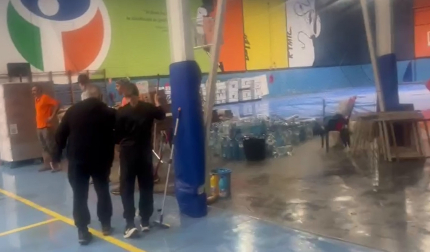 Ion Esandi y Eduardo Lánder descargaron la furgoneta con ayuda en el polideportivo de Chiva