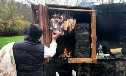 Un vecino de Huarte ahuma carne en los merenderos