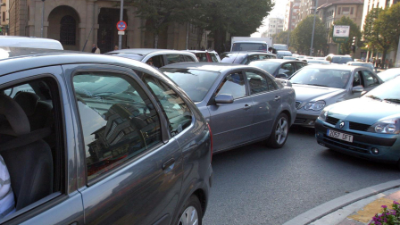 Atasco en la plaza Merindades