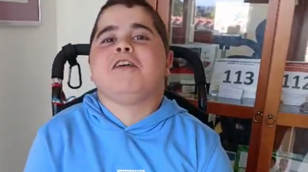 Ismael, de 14 años, sufre distrofia muscular de Duchenne y ha querido animar a participar en el Torneo solidario de Navidad que se ha celebrado este sábado en Ziordia para recaudar fondos para las personas afectadas por esa enfermedad.