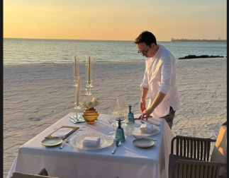 El cocinero navarro David Yárnoz ultima la preparación de la cena en la playa de las Maldivas