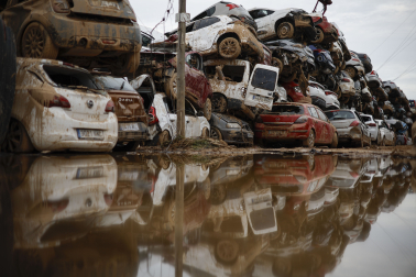 Decenas de coches arrasados por la Dana, el pasado noviembre en Paiporta