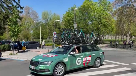 Los coches de los equipos cruzan el centro de Pamplona
