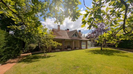 Espacios luminosos y bien aprovechados en primera línea de campo de golf