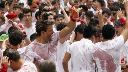 Vídeo de la marea humana en la plaza del Ayuntamiento en el chupinazo de San Fermín 2025