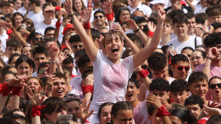 Vídeo de la plaza del Castillo de Pamplona antes del chupinazo de San Fermín 2025