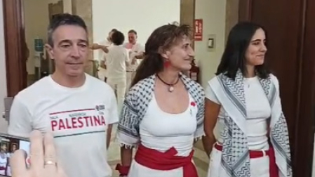 Lidón Soriano Segarra, Eduardo Ibero Albo y Dyna Kharrat Juanbeltz, encargados de prender la mecha en nombre de Yala Nafarroa, ya están en la Casa Consistorial.