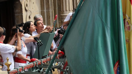 A la fórmula clásica de "Iruindarrak, pamploneses, pamplonesas, viva San Fermín, gora San Fermín", los lanzadores le han añadido referencias al pueblo palestino y han terminado su grito con un "free Palestine (libertad para Palestina").