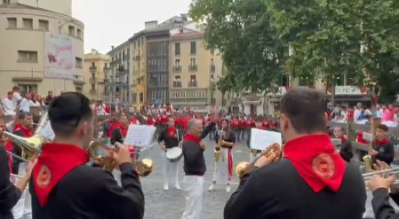 Una banda ameniza la espera una hora antes de que empiece el primer encierro