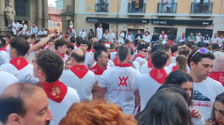 Coincidiendo con las ultimas tareas de limpieza, los accesos al recorrido del encierro es un peregrinar incesante de corredores. La plaza Consistorial está atestada de mozos en su reencuentro con los astados.