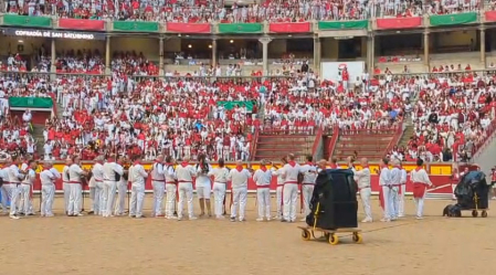 Entra Cristina Ramos a cantar con la Cofradía de San Saturnino.
