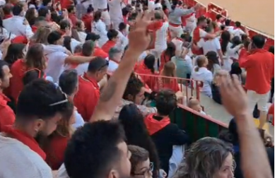 Vídeo de todo el tendido de la plaza de toros de Pamplona cantando 'Canta y no llores'