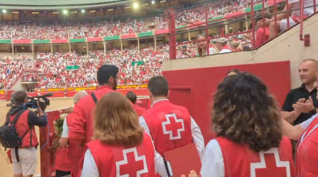 Aplausos para el personal de Cruz Roja, que van a situarse en sus puestos.