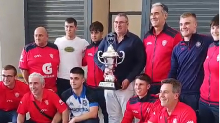 La selección española de trinquete sub 23, de la que 16 de sus componentes son navarros, se ha proclamado campeona del mundo de la categoría en Venado Tuerto (Argentina)